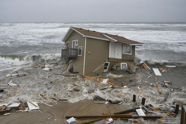 Por que alguma casas estão desmoronando na costa da Carolina do Norte, EUA?