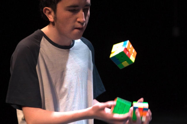 Recorde Guinness: resolver três cubos de Rubik enquanto faz malabares com eles