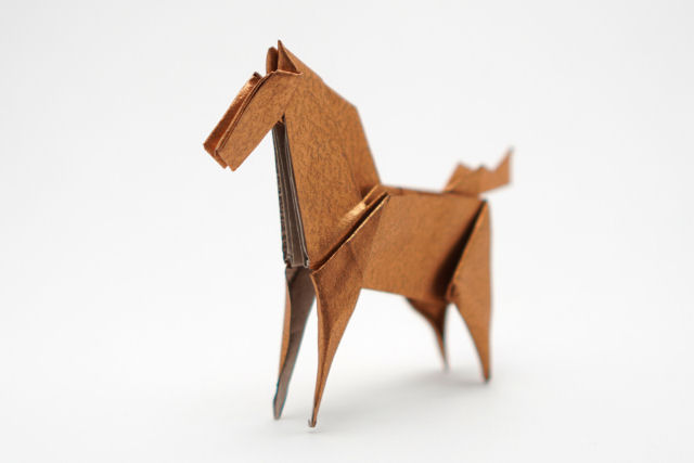 Dobre uma coleção elaborada de origamis com instruções de 'como-faz'