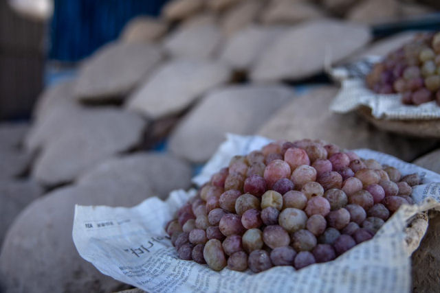 O método antigo que mantém as uvas do Afeganistão frescas durante todo o inverno