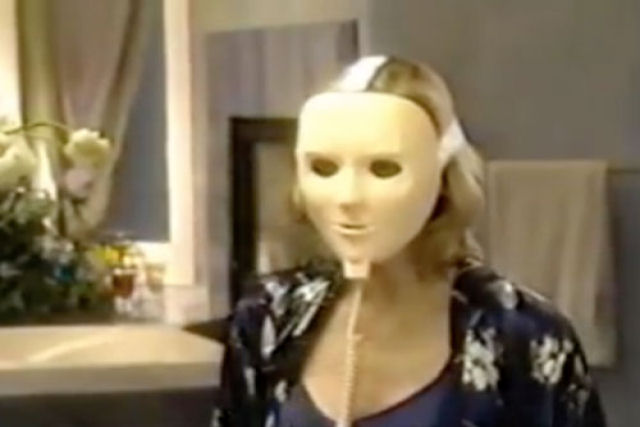 Máscara Facial Elétrica Rejuvenique, um dos produtos de beleza mais assustadores de todos os tempos!