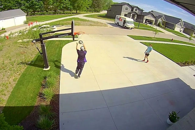 Motorista da FedEx para e enterra uma única cesta com adolescente jogando basquete sozinho