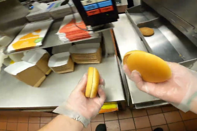 Como é trabalhar dentro de um McDonalds em horário de pico com uma câmera em primeira pessoa