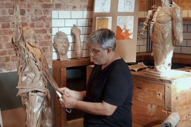 Artista com deficiência cria esculturas humanas incrivelmente detalhadas com papelão reciclado
