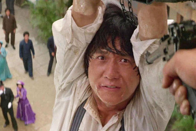 As acrobacias mais perigosas de Jackie Chan, incluindo uma que quase o matou