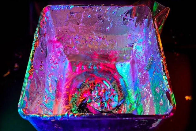 Slow Mo Guys criam um vórtice reflexivo usando metal de gálio líquido dentro de um liquidificador