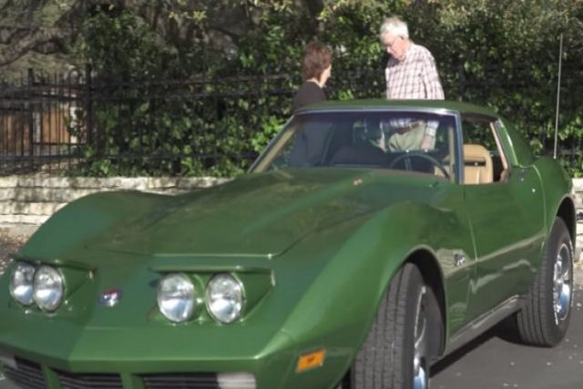 Pai tem a surpresa de sua vida depois de avistar um Corvette Stingray de 1973
