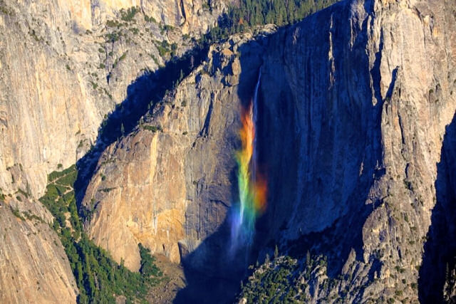 Um arco-íris das cachoeiras Yosemite Falls em tempo real
