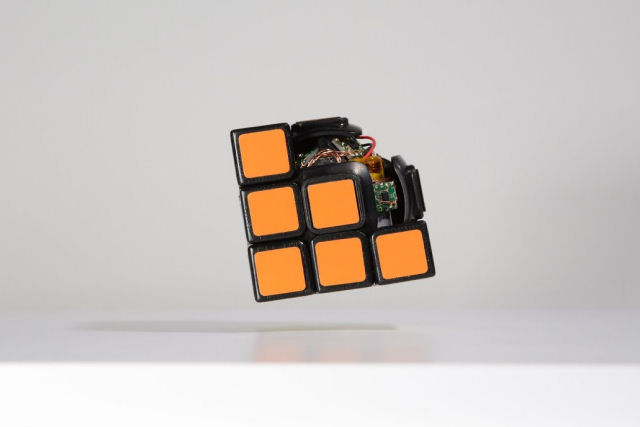 Um cubo de Rubik que levita no ar enquanto resolve a si mesmo