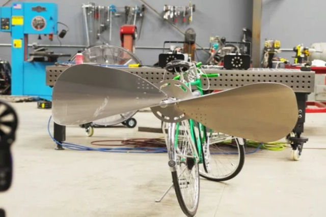 O que acontece se você colocar uma hélice enorme em sua bicicleta?