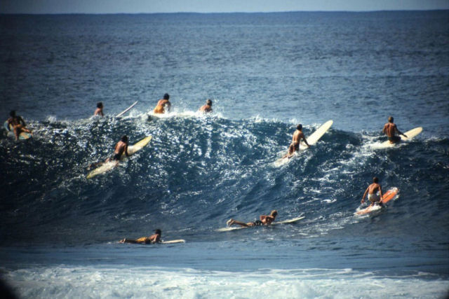 Ver um surfista habilidoso evitar bater em dezenas de outras pessoas parece um videogame