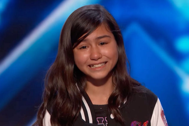 Garota de 11 anos surpreende com performance improvisada e ganha uma campainha de ouro