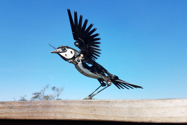 Sucata de máquinas de escrever ganham nova vida como incríveis esculturas de pássaros