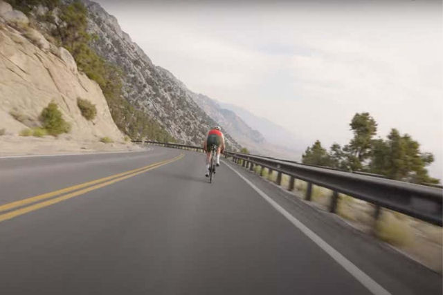 Veja como um ciclista maluco pedala a 105 km/h ladeira abaixo