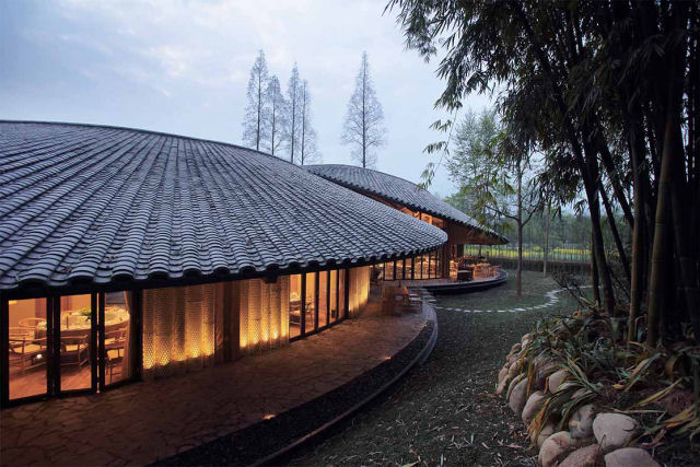 O telhado em forma de infinito de um pavilhão de bambu na província de Sichuan