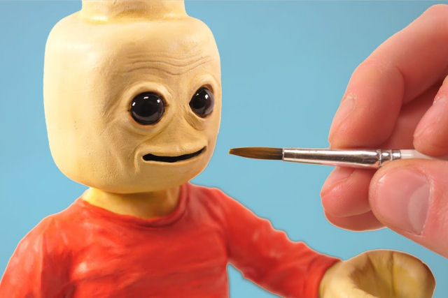 Um minifig LEGO realista esculpido em argila