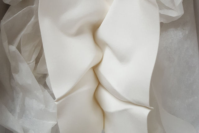 Esculturas sensuais em simples folhas de papel sugerem momentos de intimidade