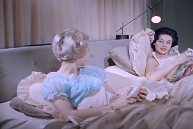 Anúncio de 1959 mostra uma cama de luxo com um painel de controle com espaço para uma xícara de chá