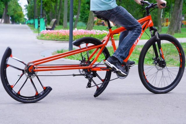 Youtuber divide a roda traseira de sua bike ao meio para mostrar como duas metades formam um todo