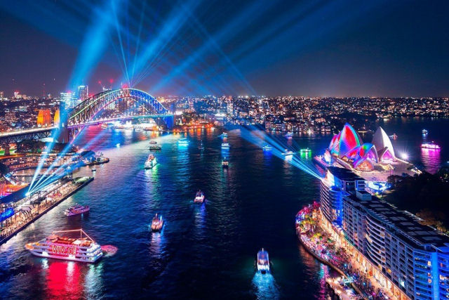 Instalações e projeções radiantes iluminam a arquitetura de Sydney para seu festival anual de luzes