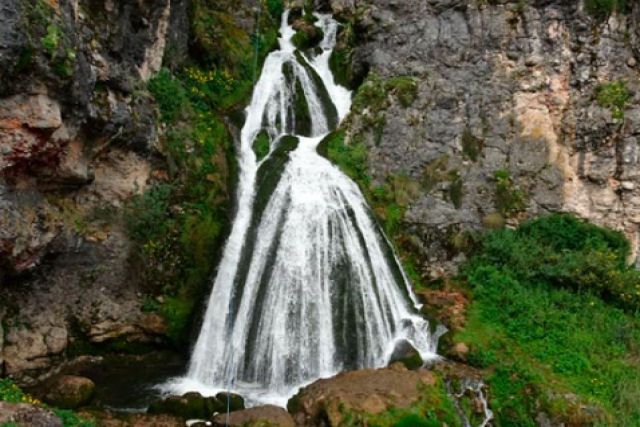 Cachoeira no Peru parece uma noiva usando um vestido de noiva e véu