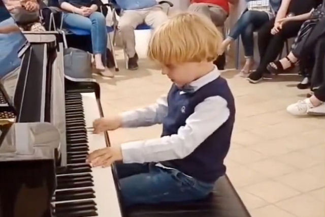 Pianista prodígio italiano de 5 anos impressiona multidão com incrível interpretação de Mozart