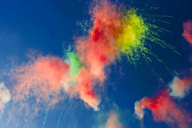 Um incrível vídeo em câmera lenta de fogos de artifício diurnos explodindo