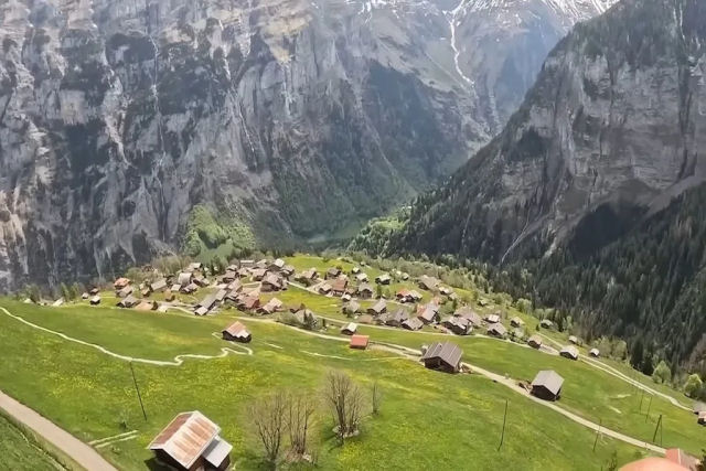Parapentista captura imagens de tirar o fôlego de uma vila histórica nos Alpes suíços