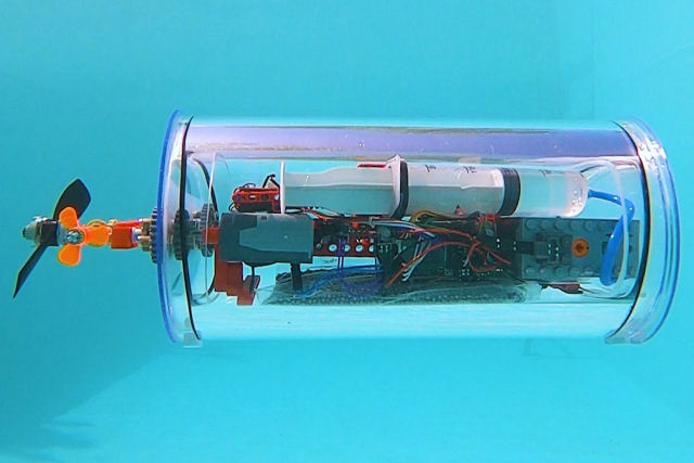 Este submarino feito de Lego e equipado com sensores a laser é uma pequena obra-prima da engenharia