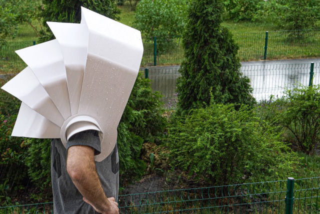 Um guarda-chuva mãos-livres feito de plástico PVC