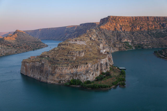 Rumkale, a antiga fortaleza nas margens do Eufrates, acessível apenas por barco