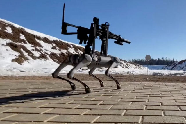 O robocão não é tão fofo com uma metralhadora presa nas costas