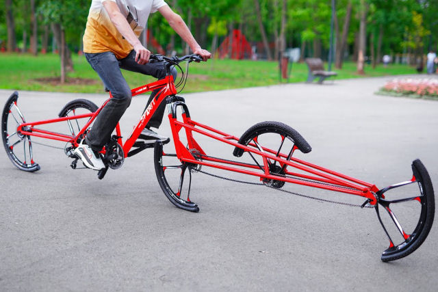 Youtuber cria uma bicicleta com a roda dianteira dividida em terços e a roda traseira dividida ao meio