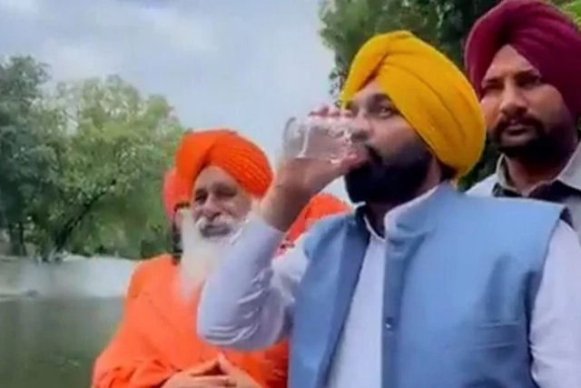 Político indiano é levado às pressas ao hospital depois de beber água do rio para provar que era limpa