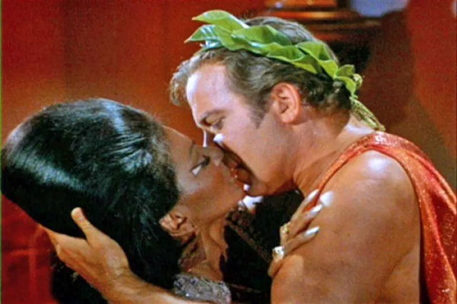 Como a tenente Uhura de Star Trek, Nichelle Nichols (RIP) estrelou o 'primeiro beijo interracial da TV' em 1968