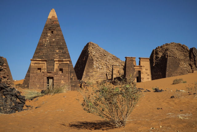 As pirâmides esquecidas do Sudão correm o risco de serem engolidas por dunas de areia