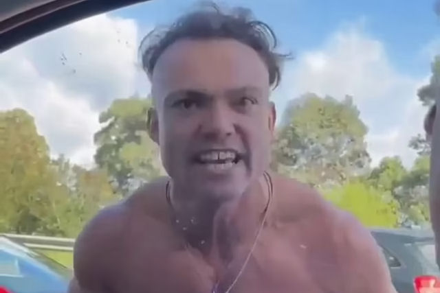 Maluco sem camisa com bumerangue tem ataque de fúria na estrada australiana