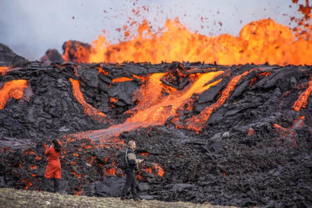 Três turistas ficam feridos perto de erupção vulcânica na Islândia