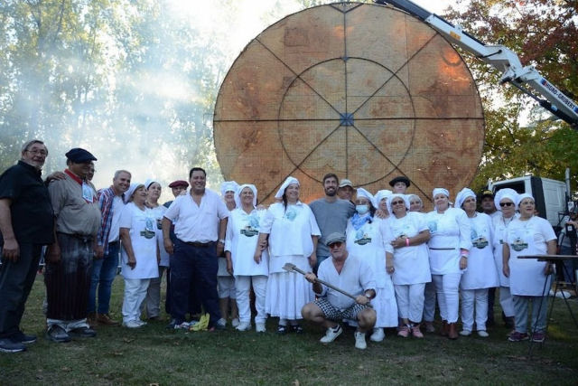 Festival argentino prepara o maior bolo frito do mundo com 5 metros de diâmetro