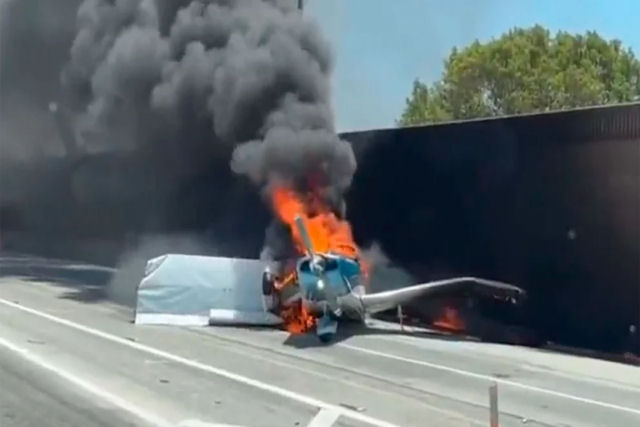 Monomotor cai do céu no meio do trânsito da rodovia na Califórnia
