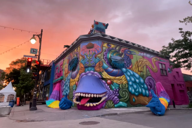 Um monstro brincalhão e grotesco aparece em um mural de Montreal