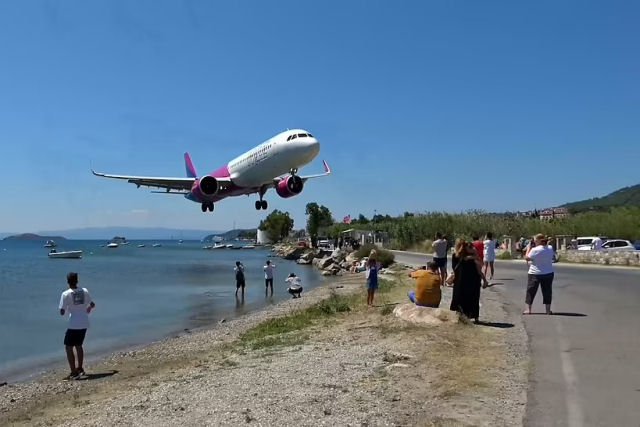 Enorme avião da Airbus pousa voando extremamente perto de um grupo de pessoas