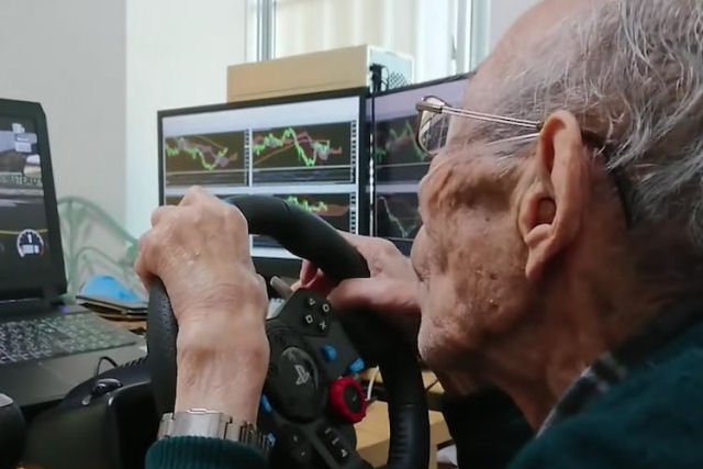 Japons de 93 anos revive sua juventude dirigindo seu carro antigo em um videogame