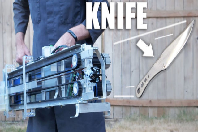 Este lanador de facas de arremesso  um feito incrvel e aterrorizante de engenharia