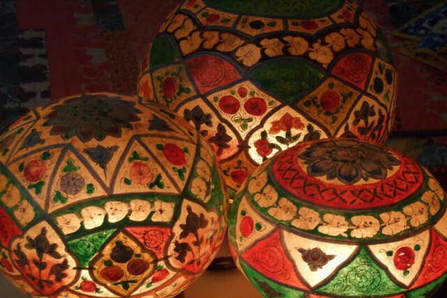 A histria e o artesanato das luminrias de pele de camelo no Paquisto