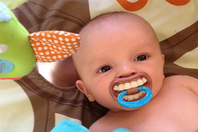 Chupetas com dentes que tornam a paternidade mais engraada