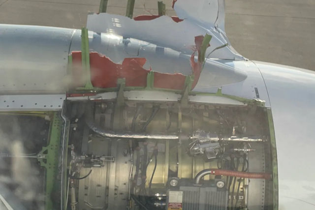 Peas de metal se soltam de avio, durante o voo, que faz pouso de emergncia