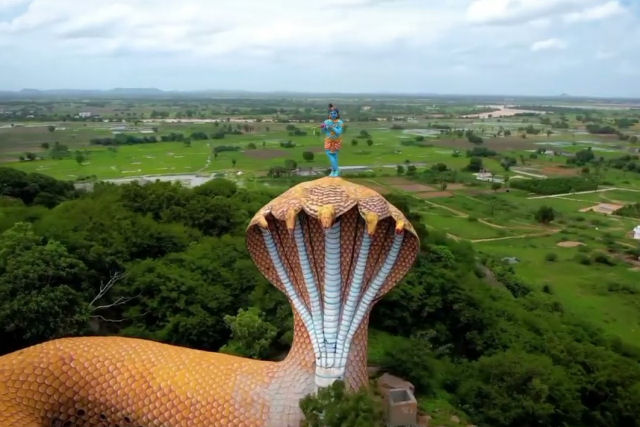 Majestoso templo em forma de cobra em meio a colinas verdejantes  uma jia escondida na ndia