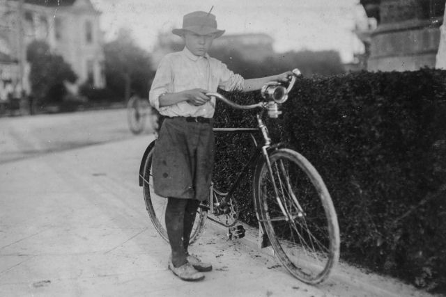 Os mensageiros durões de bicicleta adolescentes do início dos 1900