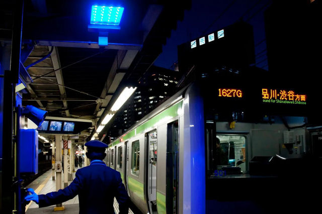 O Japo vem combatendo suicdios com luzes azuis no metr h anos